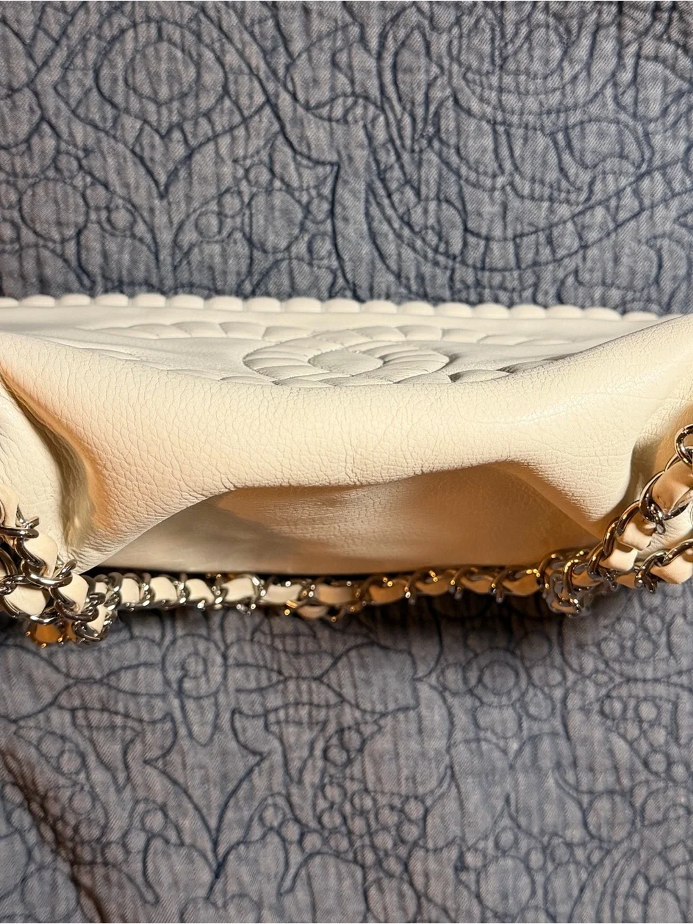 CHANEL Cream Quilted Lambskin Shoulder Bag with silver-tone Chain - Picture 9 of 17